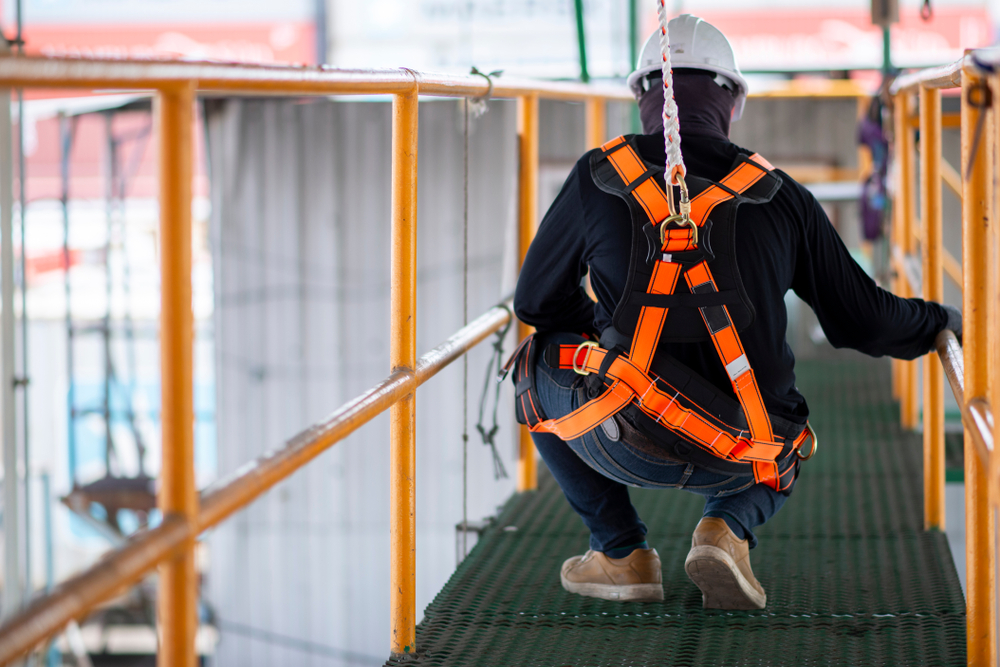 СИЗ для обеспечения безопасности строителей: защита от падения