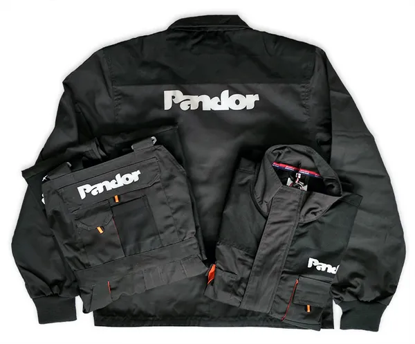 Нанесение логотипа PANDOR на полукомбинезон и куртку из коллекции EMERTON. Способ нанесения логотипа - термопечать из светоотражающей пленки.