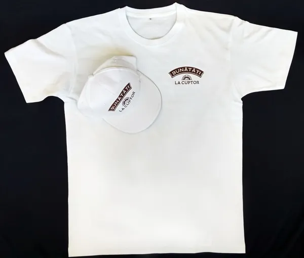 Брендирование футболок и кепок для SRL "Bunătăți La Cuptor & Co". Способ нанесении – термотрансферная печать.