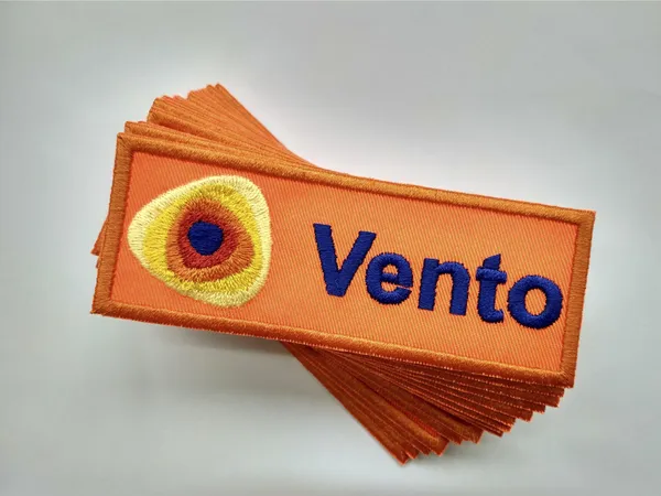 Машинная вышивка нашивок с логотипом Vento на спецодежду: куртки, полукомбинезоны, шапки, батники.